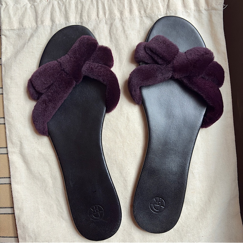🥀 The Row Hollie Mink Slide Sandals
Women's Size: US 7 | IT 37.5 🥀